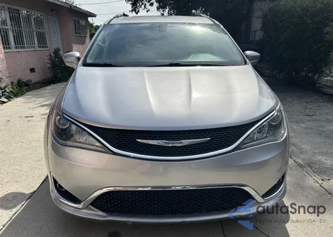 2017 Chrysler Pacifica Touring-L Plus z USA, uszkodzony, nr VIN 2C4RC1EGXHR660719